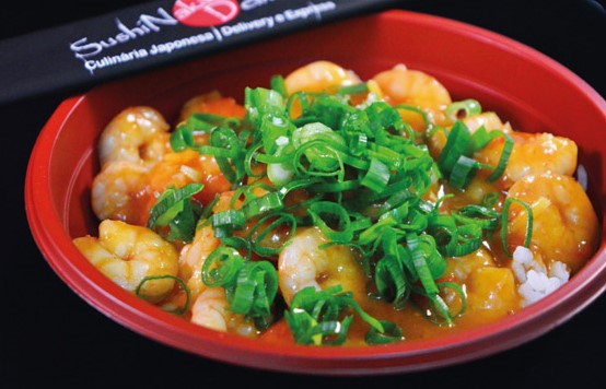 Domburi de Camarão ao Molho Levemente Picante: O título é auto explicativo: o prato conta com gohan e 200g de camarão com molho picante especial desenvolvido pela casa.