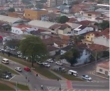 A Polícia Militar e Guarda Civil Municipal realizam reintegração de posse no banhado de São José dos Campos.