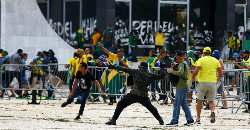 Manifestantes golpistas durante ataques em Brasília no dia 8 de janeiro. Foto ilustra matéria sobre a condenação do Parlamento Europeu.