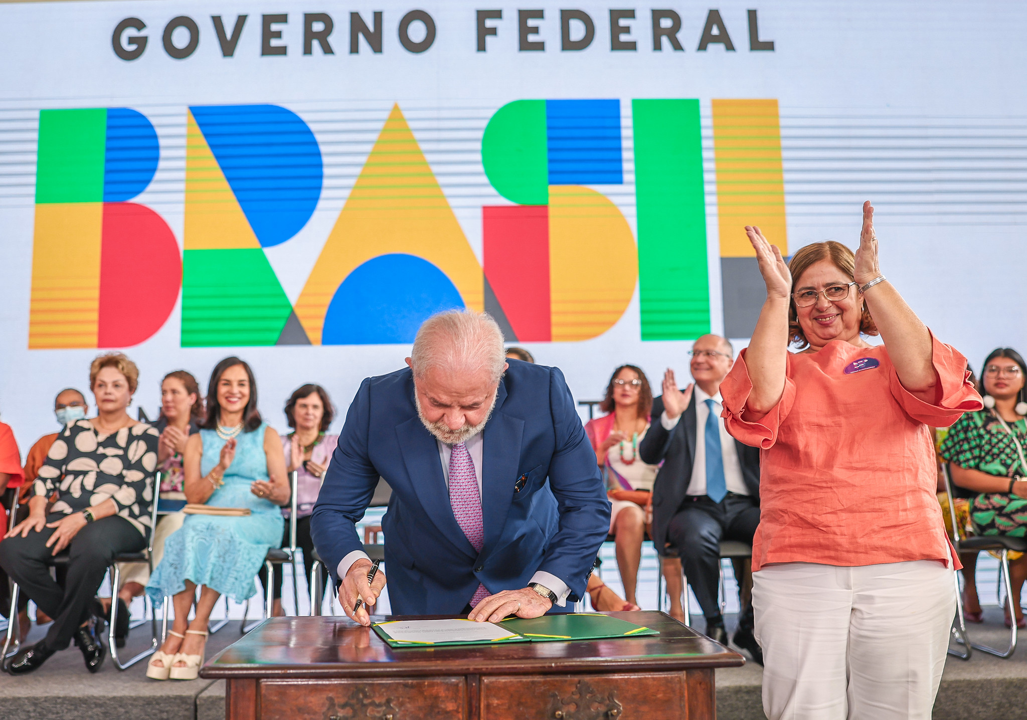 Presidente da República, Luiz Inácio Lula da Silva, durante cerimônia de celebração do Dia Internacional das Mulheres e anúncio de conjunto de ações, com a Ministra das Mulheres, Cida Gonçalves. Palácio do Planalto, Brasília (DF).