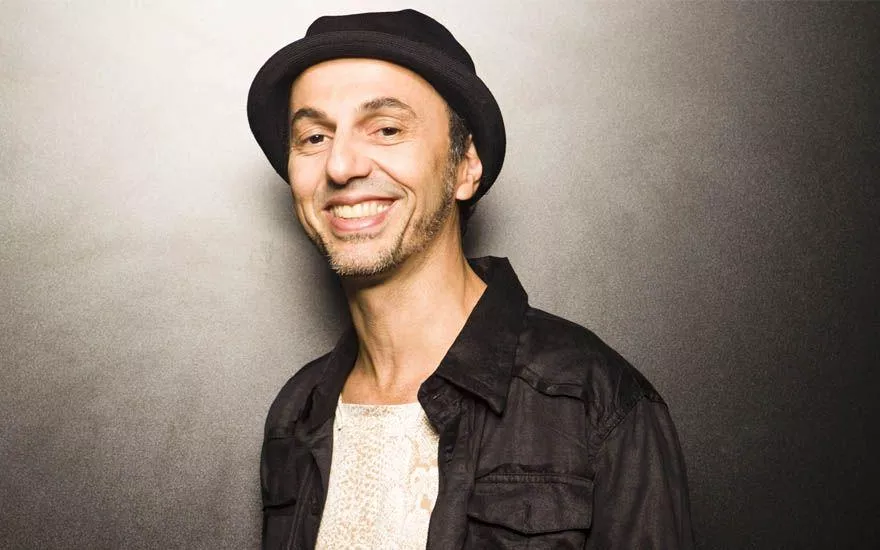 zeca baleiro posando sorrindo para foto