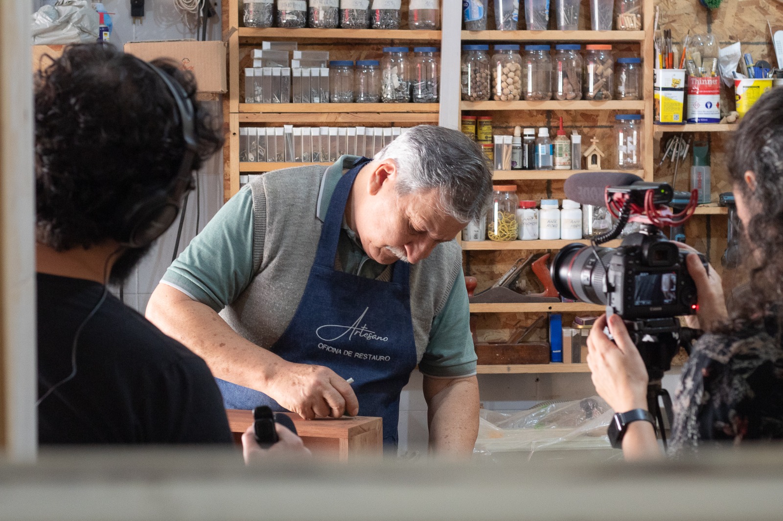 Gravações da websérie "Ofícios" com Toninho, restaurador de móveis de Jacareí