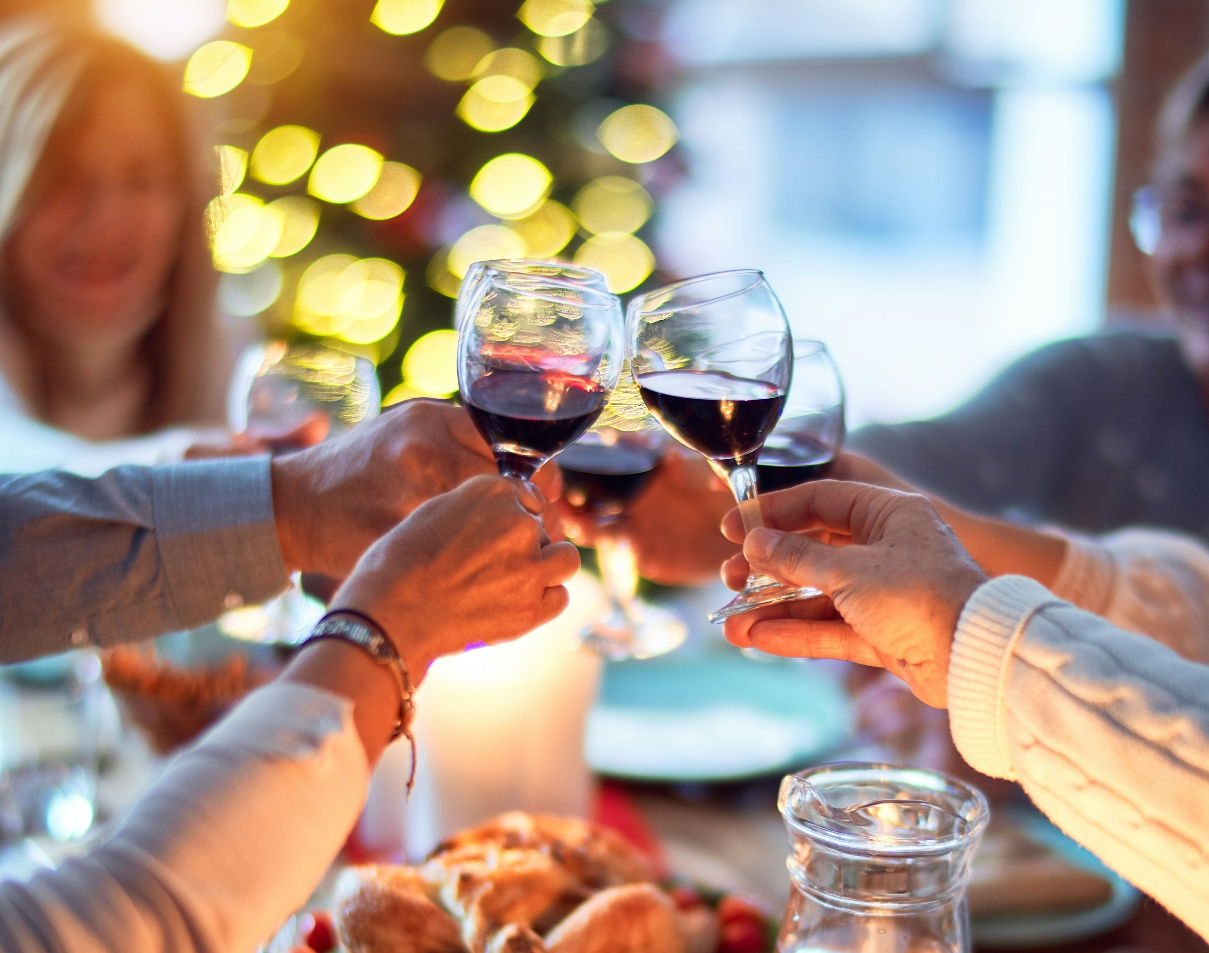 pessoas brindando em ceia de fim de ano