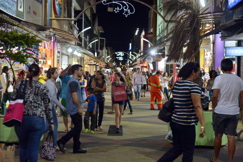 Lojas do calçadão de SJC irão abrir até mais para compras de Natal; shoppings também estenderão horário, confira