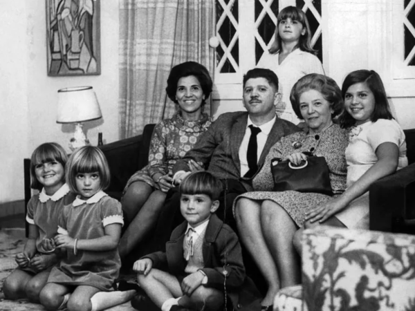 família paiva na sala de estar de casa posando para foto