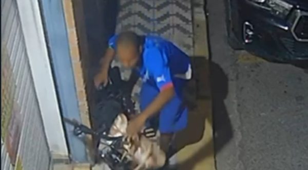 Homem estoura vidro de carro e furta bolsa em Taubaté