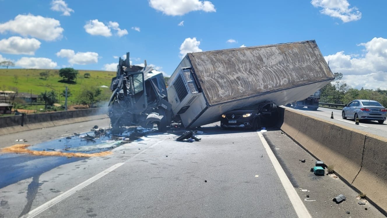 Acidente entre carro e caminhões interdita Dutra em Pinda e causa congestionamento de 23 km