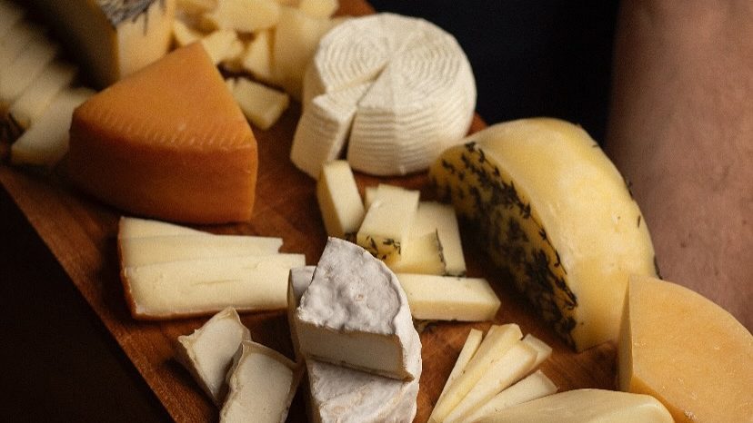 Vale do Paraíba se destaca em novo guia de queijarias artesanais de SP, com 18 produtores no roteiro