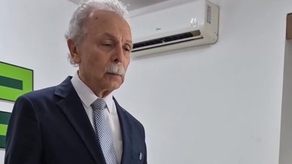 Ricardo Galvão toma posse na Câmara Federal com gravata de ex-reitor da UFSC, ação simbólica em defesa da ciência e da democracia