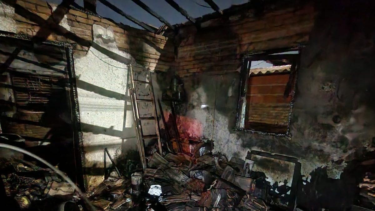 Idoso acamado é salvo por bombeiros após incêndio destruir casa em São José