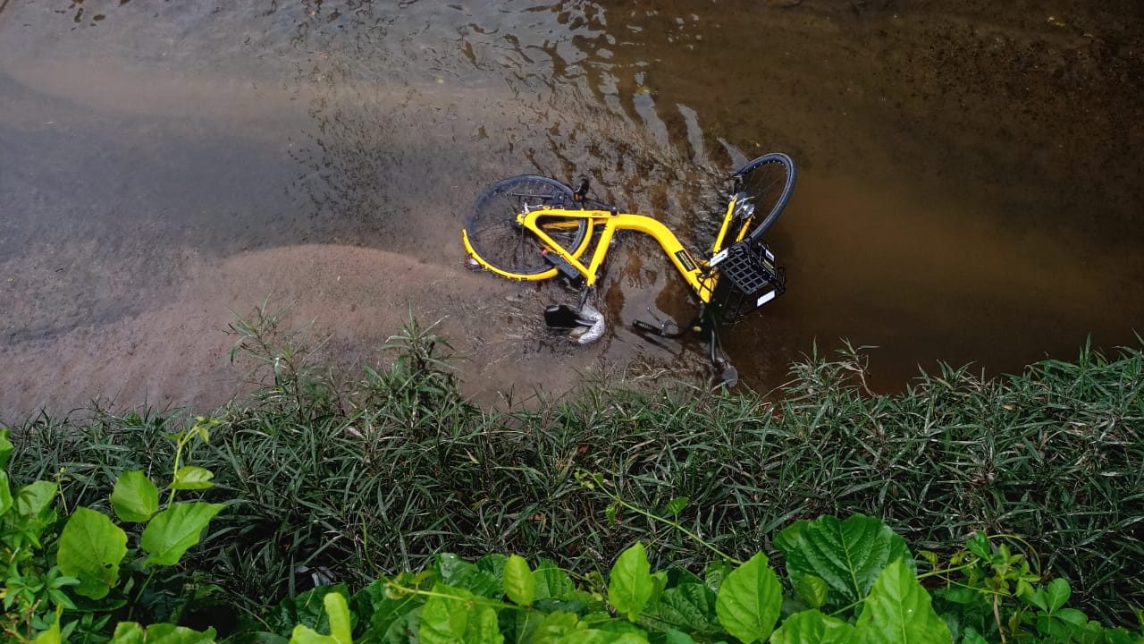 Fotógrafo registra bike compartilhada abandonada no córrego Vidoca em São José