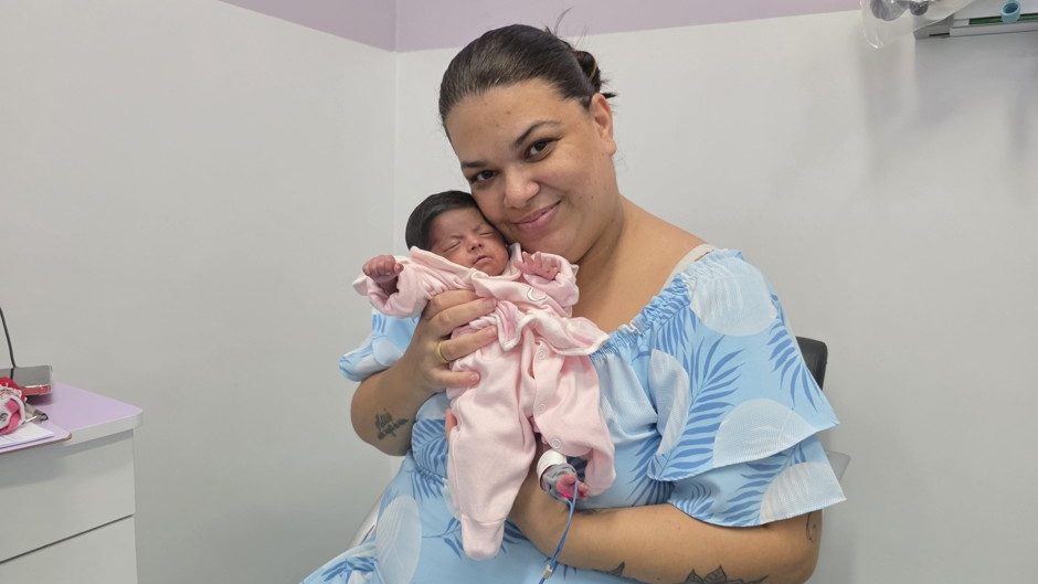 Bebê prematura que nasceu com 800 gramas recebe alta após 60 dias em São José