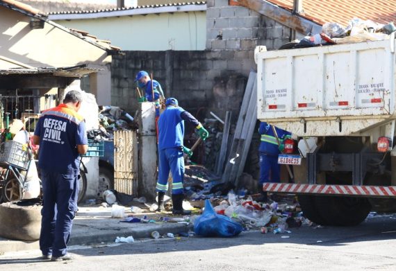 Prefeitura ‘varre’ casa de acumuladores compulsivos em SJC e retira mais de quatro toneladas de lixo