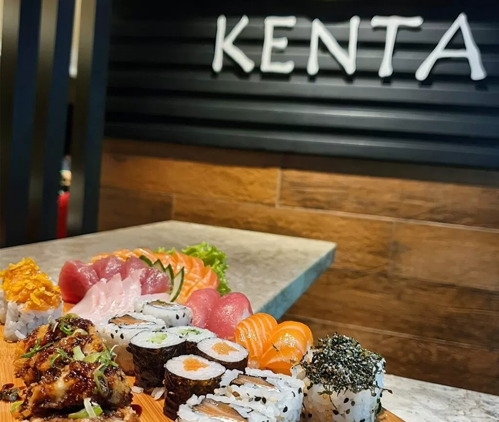 restaurante japones em sjc: bandeja de combinados do Kenta: niguiris, sashimis, e camarão frito