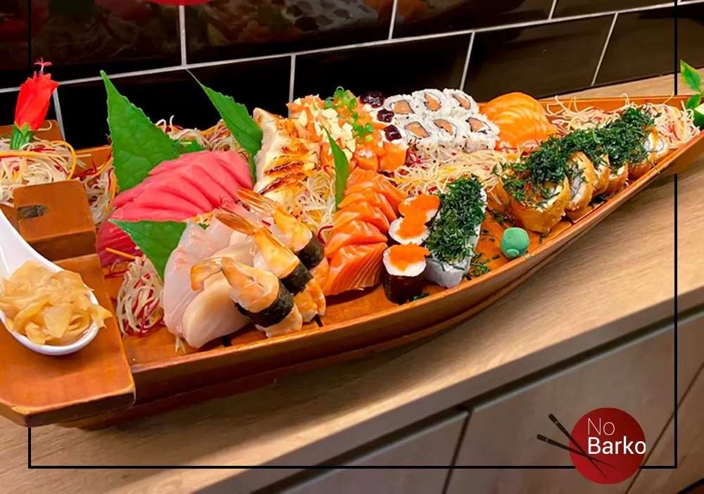 restaurante japones em sjc: Barca mista com sashimis, niguiris de salmão, camarão e outros peixes e sushis diversos