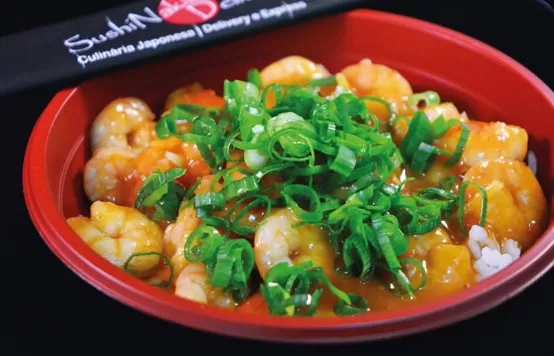 Domburi de Camarão ao Molho Levemente Picante: O título é auto explicativo: o prato conta com gohan e 200g de camarão com molho picante especial desenvolvido pela casa.