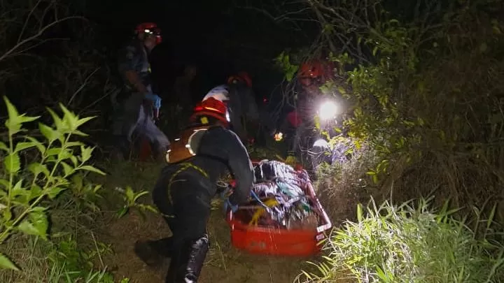 Alemão cai de cachoeira em Ilhabela e bombeiros usam Google Tradutor na hora do resgate