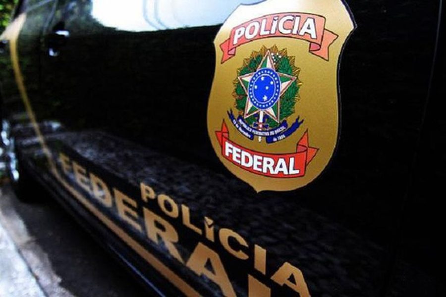 Carro a PF (Polícia Federal); que prendeu um homem por estar com dinheiro falso durante operação no Vale