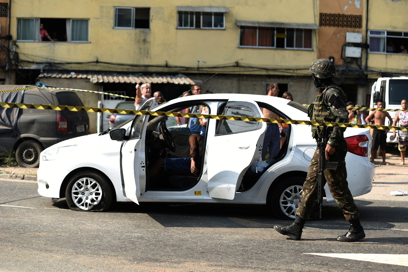 Catador baleado por militares do Exército morre no Rio