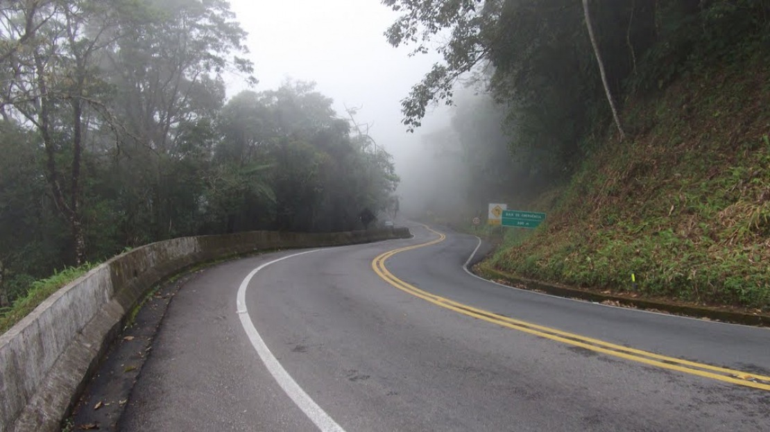 Trecho da Rodovia Oswaldo Cruz, no Litoral Norte