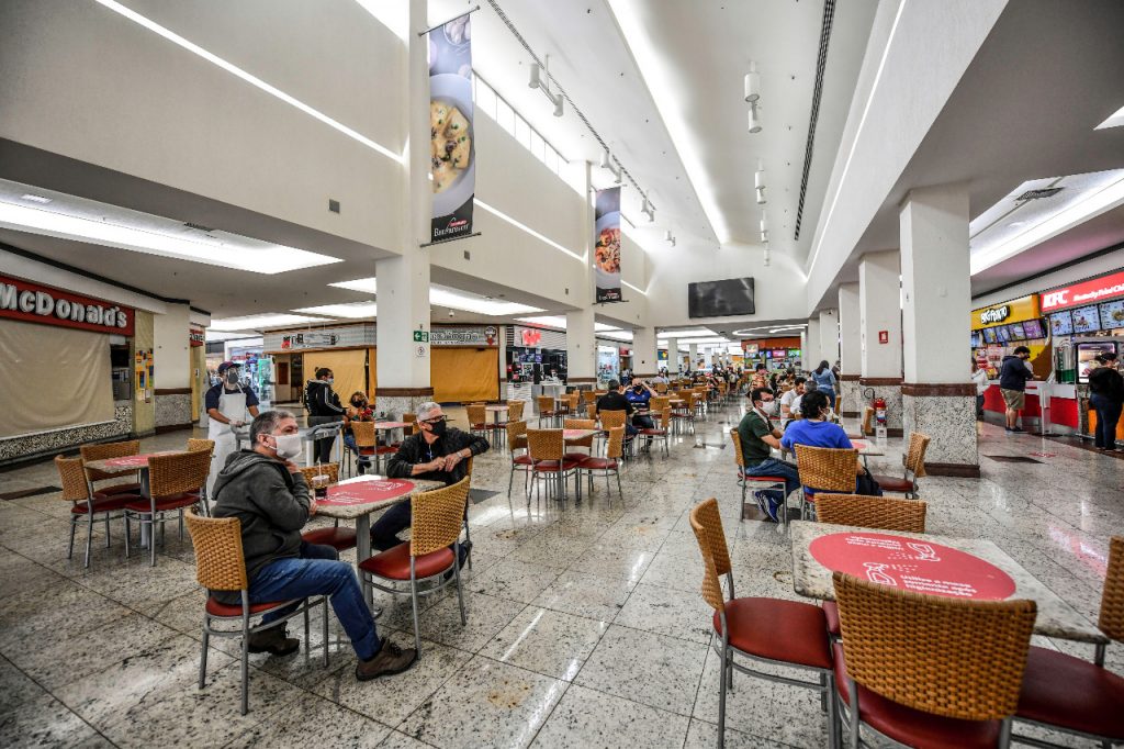 Volta do movimento na praça de