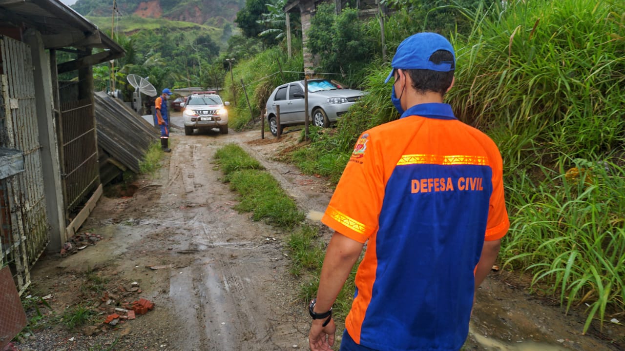 Defesa Civil de Caraguá em serviço contra estragos da chuva
