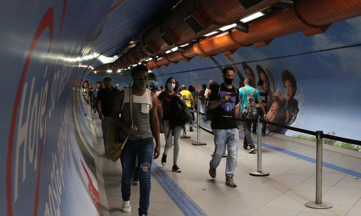 Covid-19: Brasil registra 22 milhões de casos e 616,8 mil óbitos