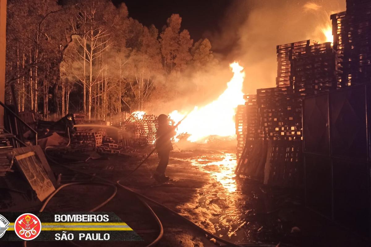 Incêndio atinge estoque de depósito de paletas em Caçapava
