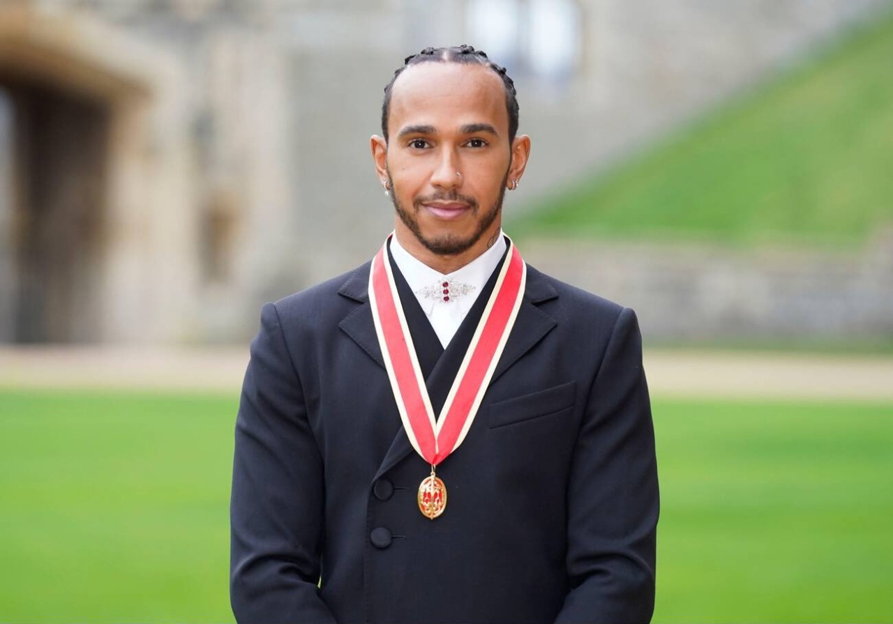 Lewis Hamilton recebe título de cavaleiro no Castelo de Windsor