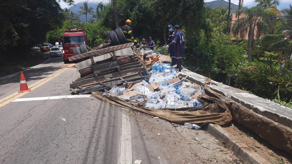 São Sebastião: caminhão tomba na altura de Guaecá e trânsito atua no sistema Pare e Siga