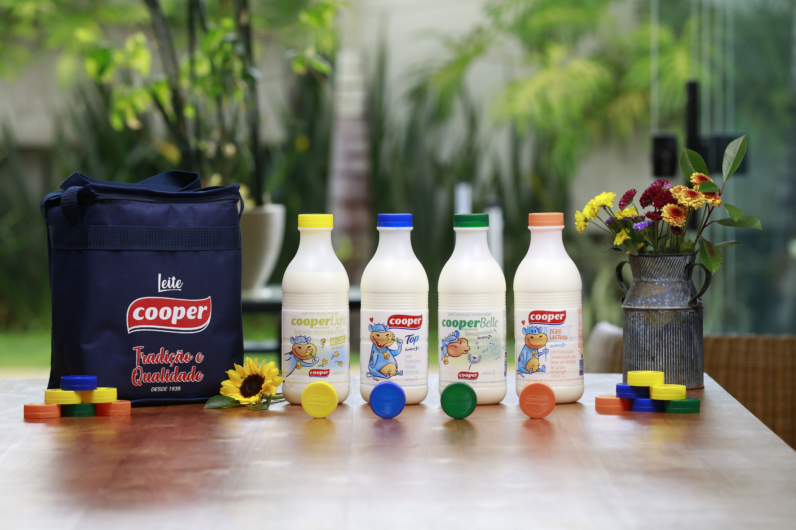 Cooper incentiva a conservação correta do leite pasteurizado e lança promoção que troca tampinhas de leites da Cooperativa por bolsas térmicas
