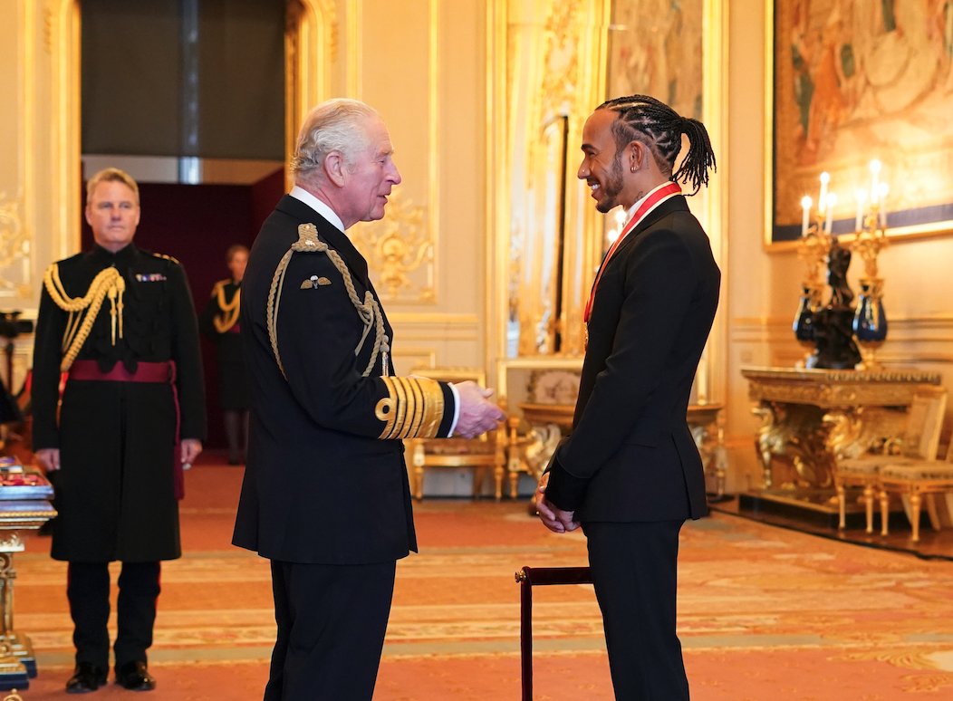 Lewis Hamilton recebe título de cavaleiro no Castelo de Windsor