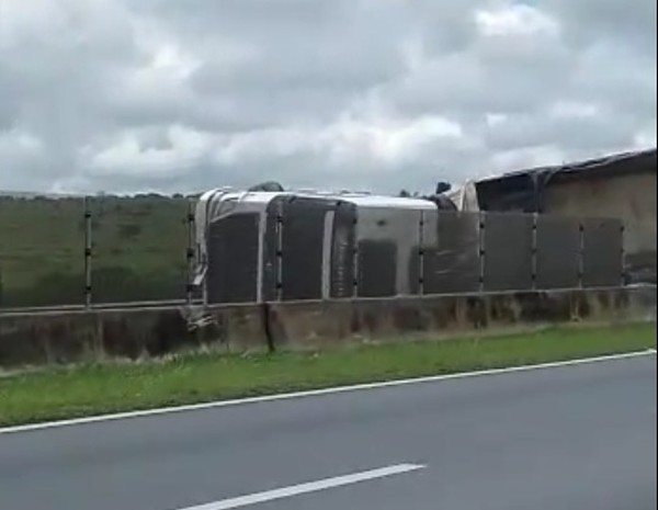 Acidente entre três veículos causa lentidão na Via Dutra em Taubaté