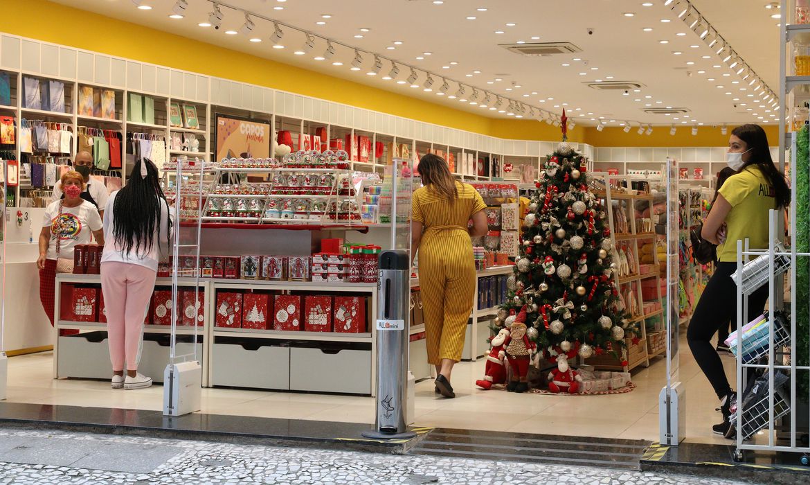 A inflação do Natal deste ano mostrou variação de 5,39% no acumulado dos últimos 12 meses, de acordo com dados divulgados hoje (13), no Rio de Janeiro, pelo Instituto Brasileiro de Economia (Ibre), da Fundação Getulio Vargas (FGV) Ela ficou abaixo da inflação medida pelo Índice de Preços ao Consumidor (IPC), da FGV, (9,88%) de dezembro de 2020 até novembro deste ano. Embora o resultado seja inferior ao apurado no mesmo período do ano passado, quando atingiu 13,51%, ele superou o de anos anteriores: 3,81% em 2019; 3,37% em 2018; e -2,30%, em 2017. Segundo Matheus Peçanha, economista do Ibre e responsável pela pesquisa, o fator que mais puxou a inflação foi o aumento dos alimentos, com variação média de 7,93%, apesar de ter ficado bem menor do que no mesmo período do ano anterior (28,61%). Nos últimos 12 meses, o frango inteiro, por exemplo, subiu 24,28%, liderando a lista dos itens que mais pressionam o bolso do consumidor. Em seguida, aparecem ovos (17,79%), azeitona (15,13%), carnes bovinas (14,72%), farinha de trigo (13,70%) e azeite (13,26%). No sentido inverso, houve queda nos preços do arroz (-8,27%) e do pernil suíno (-1,27%). Peçanha lembrou que os problemas nos custos de produção, “que sofremos desde o ano passado, com secas, geadas, alta nos preços dos combustíveis e energia elétrica, ainda se fazem sentir, sobretudo, nas proteínas. O câmbio alto, favorecendo a exportação das carnes, também contribuiu para manter os preços das proteínas em alta”. Ele disse, entretanto, que o retorno gradual das chuvas já tem normalizado a dinâmica de diversos preços de alimentos como arroz, frutas, hortaliças e legumes. Presentes para o fim de ano Em relação aos presentes para o fim de ano, o economista destacou que quem não antecipou as compras durante a Black Friday, em novembro, vai desembolsar neste Natal um pouco mais do que no ano passado. A média da variação de preços dos presentes mais procurados ficou em 3,39%, ante 1,39% de 2020, 1,28% em 2019, 1,71% em 2018 e 1,02% em 2017. Vestuário (4,80%), acessórios (2,57%), recreação e cultura (2,13%) e eletrodomésticos e eletrônicos (1,73%) foram os segmentos que mais subiram. Peçanha alertou que os produtos que mais variaram também são os de menor valor. Por isso, recomendou que o consumidor deve ter cautela ao gastar, uma vez que o mercado de trabalho apresenta desemprego e renda reprimida e o cenário no país ainda é de incertezas elevadas. O economista avaliou que o momento é de retorno gradual, “ainda que a variante Ômicron já esteja no radar, e é natural ver o movimento da população de realizar um consumo que foi frustrado nessa mesma época do ano passado, mesmo com um cenário de emprego e renda não convidativos. É importante ter cautela, planejar bem o consumo e usar o crédito de modo responsável”, reforçou. Ele recomendou que, para economizar, o consumidor deve pesquisar muito. “Hoje, a tecnologia facilita muito isso com buscadores de ofertas. Vale aproveitar descontos e, de repente, juntar com familiares, amigos ou vizinhos para fazer compras em quantidade e ganhar desconto no atacado”, finalizou.