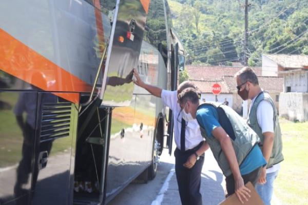 Operação integrada apreende ônibus e van realizando transporte ilegal em São Sebastião