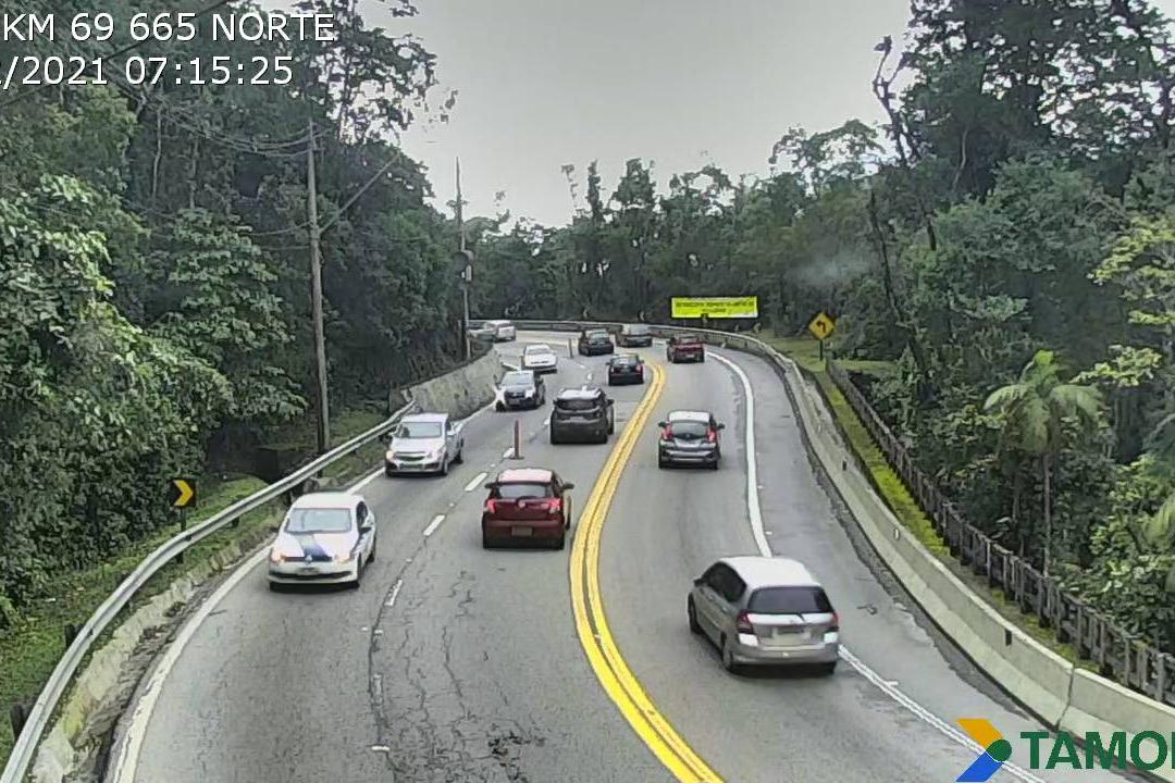 Rodovias que ligam o Vale do Paraíba ao Litoral Norte registram movimento intenso nesta quarta-feira