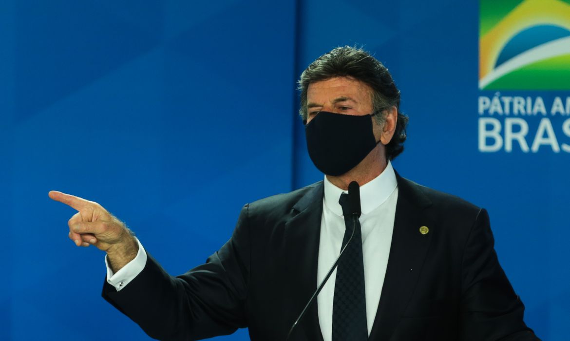 Ao discursar na sessão solene de encerramento do ano no Poder Judiciário, o ministro Luiz Fux, presidente do Supremo Tribunal Federal (STF), destacou as ameaças “retóricas” e “reais” das quais a Corte foi alvo no ano e afirmou que, ao final, “a democracia venceu”. “Ao longo do último ano, esta Suprema Corte, e o Poder Judiciário como um todo, também enfrentaram ameaças retóricas, que foram combatidas com a união e a coesão de seus ministros, e ameaças reais, enfrentadas com posições firmes e decisões corajosas”, disse Fux. Sem citar episódios específicos, Fux afirmou que “após um ano desafiador, a democracia venceu, pois convenceu os brasileiros de sua importância para o exercício de nossas liberdades e igualdades”. A solenidade de encerramento do ano judiciário é realizada todos os anos para marcar o início do recesso de todos os tribunais de Justiça no país, que passam a funcionar em regime de plantão, com a apreciação apenas de casos considerados urgentes. O ministro Luiz Fux ficará no plantão do Supremo a partir desta sexta-feira até o 9 de janeiro. Daí em diante, até 31 de janeiro, período no qual os ministros tiram férias, a responsável pelo plantão passa a ser a ministra Rosa Weber, vice-presidente da Corte. Pandemia Em seu discurso, Luiz Fux deu destaque também à atuação do Supremo em relação à pandemia da covid-19, afirmando que a Corte buscou se pautar pelo conhecimento científico, contra o negacionismo sobre a gravidade da crise sanitária. “No segundo ano da pandemia, este Supremo Tribunal Federal novamente priorizou processos que visaram a salvar vidas e a garantir a saúde dos brasileiros, sempre valorizando a ciência e rechaçando o negacionismo”, disse o presidente do Supremo. Em seu discurso, o procurador-geral da República, Augusto Aras, também mencionou a atuação do Ministério Público Federal (MPF) em temas relacionados à pandemia e citou o relatório da Comissão Parlamentar de Inquérito (CPI) da Covid-19, cujo relatório foi entregue à PGR em outubro. Aras disse que diante do tema “é compreensível que haja uma anseio social por respostas céleres”, mas acrescentou ser preciso “separar o trabalho realizado por uma Comissão Parlamentar de Inquérito, que tem características próprias do âmbito político, daquilo que é o processo judicial com limites, balizas e prazos legais”. O PGR disse já ter encaminhado ao Supremo “todas as providências decorrentes do relatório da CPI da Covid-19”. No fim de novembro, Aras enviou ao Supremo dez pedidos de providências relacionados ao relatório, no qual os parlamentares pediram o indiciamento de 80 pessoas, 13 das quais com foro privilegiado no STF, incluindo o presidente Jair Bolsonaro.