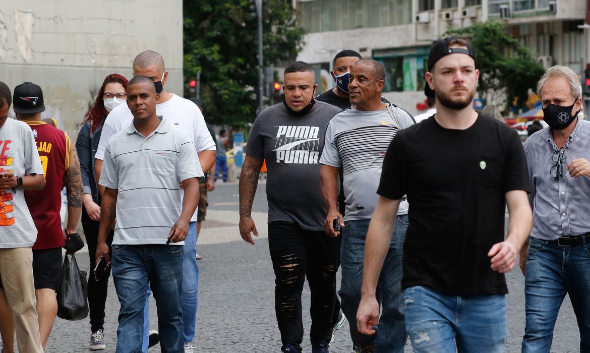 O balanço divulgado nessa quarta-feira (1º) pelo Ministério da Saúde registra 11.413 novos casos de covid-19 no Brasil, em 24 horas. Com isso, sobe para 22.105.872 o total de pessoas infectadas pela doença desde o início da pandemia no país. Desse total, 21.339.118 pessoas se recuperaram da doença. As mortes causadas pelo novo coronavírus no Brasil somam 614.964. Em 24 horas foram notificados 283 novos óbitos. O balanço aponta ainda 151.790 pacientes em acompanhamento. Os estados com mais mortes por covid-19 são: São Paulo (154.159), Rio de Janeiro (69.082) e Minas Gerais (56.234). Boletim da Covid-19 de 1º de dezembro de 2021, divulgado pelo Ministério da Saúde Divulgação/Ministério da Saúde Vacinação Segundo painel do Ministério da Saúde, até as 15h13 dessa quarta-feira foram registradas 312.414.788 doses de imunizantes aplicadas em todo o Brasil. O total de doses distribuídas aos estados e ao Distrito Federal chegou a 372.577.092.