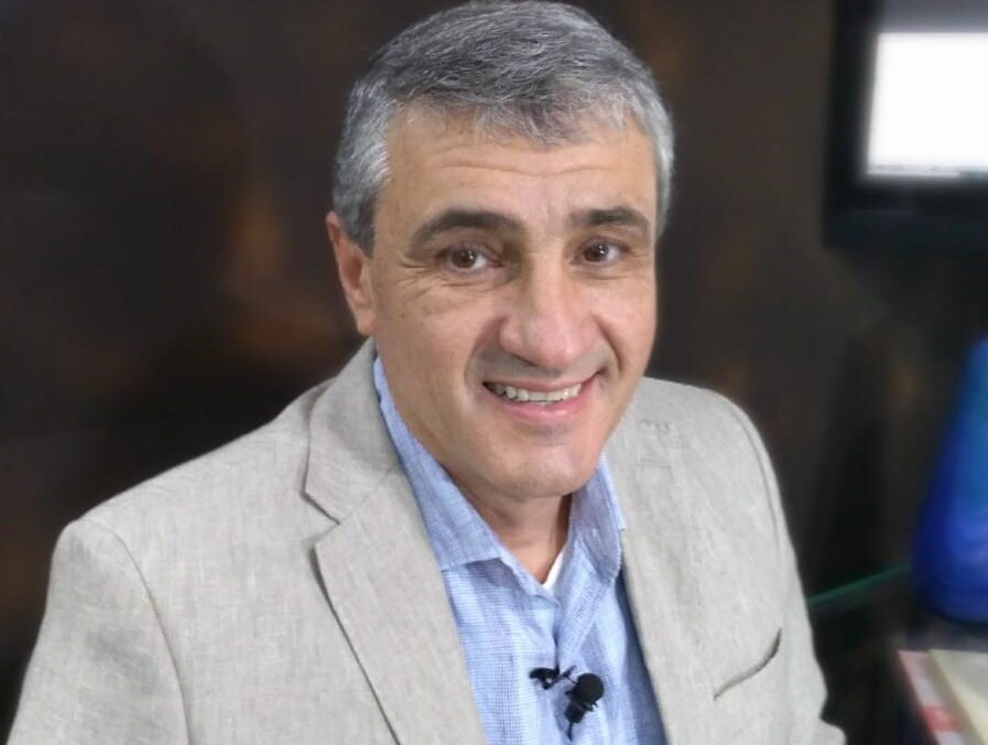 Prefeito de Taubaté, José Saud, que teve bens desbloqueados pela Justiça sorrindo para foto em modo retrato;