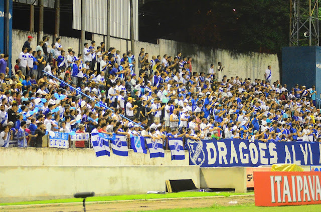 Torcida do Taubaté no estádio do Joaquinzão