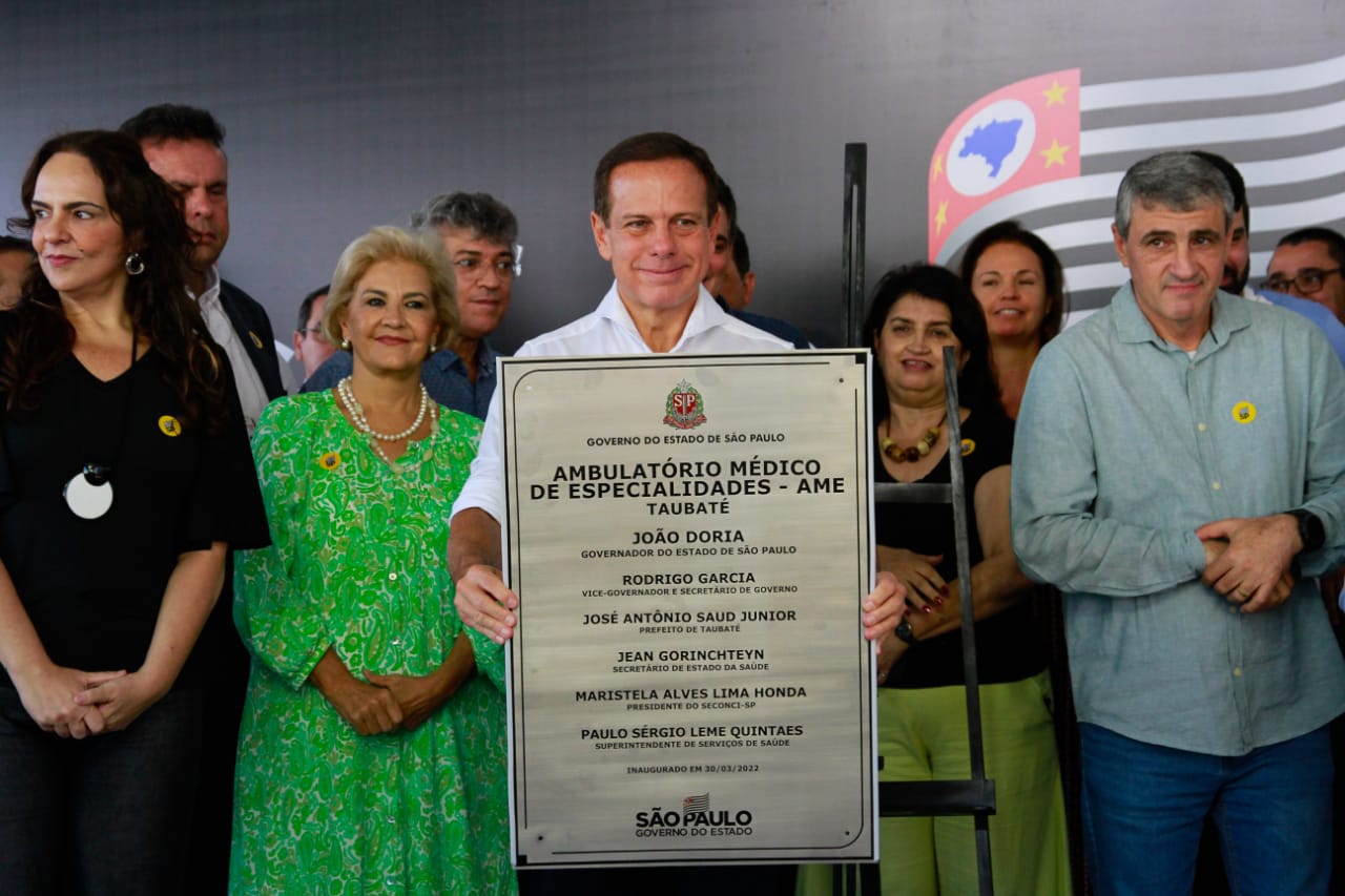 João Doria segurando a placa de inauguração do AME Taubaté.