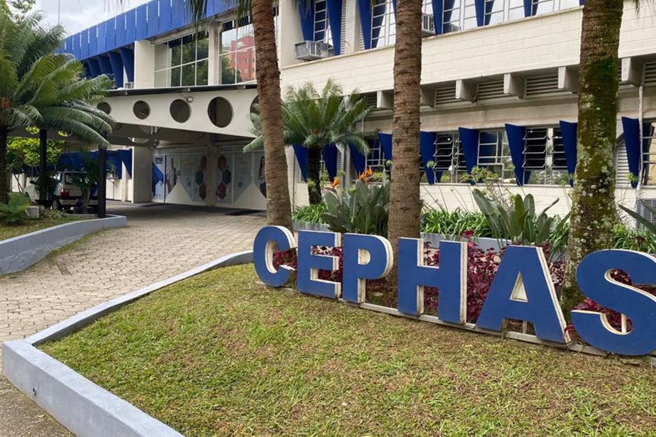 Foto da fachada do Cephas, que está oferecendo cursos, com gramado, logotipo e paredes ao fundo.