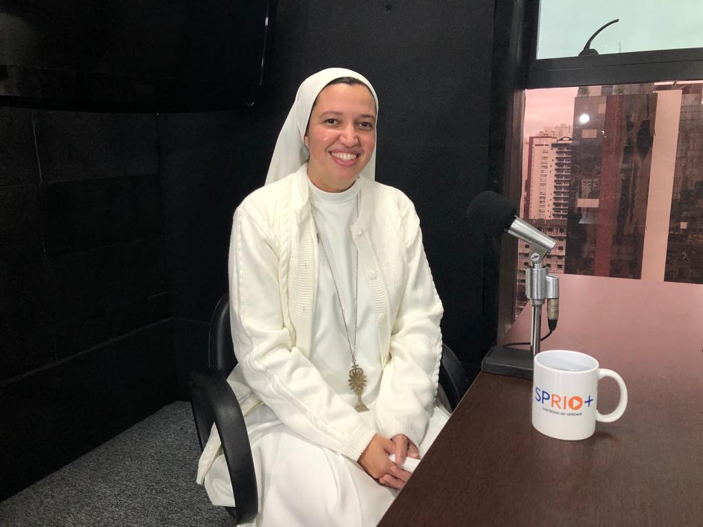 Irmã Lidiane Eufrásio, do IPMMI, durante entrevista à SP RIO+, sentada em frente ao microfone.