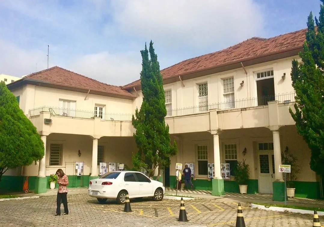 Fachada da sede do Instituto, na região central de São José dos Campos, com o prédio ao fundo e árvores decorando.