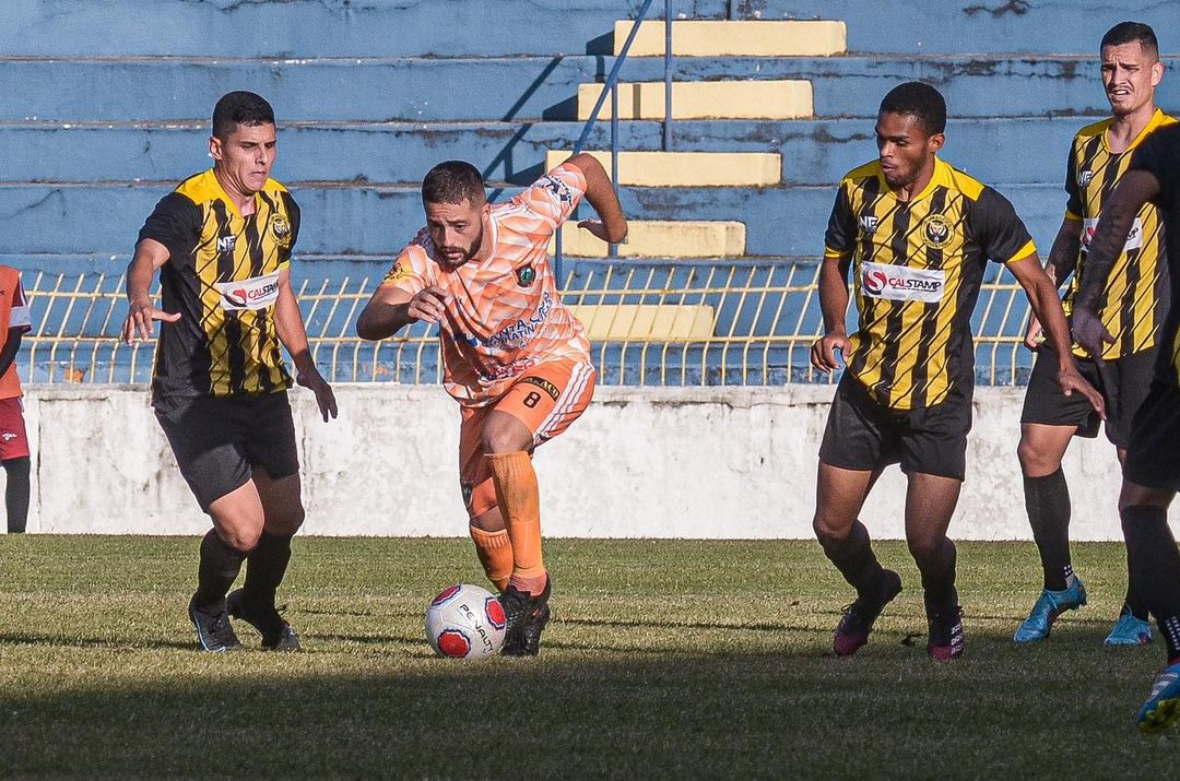 Joseense e Manthiqueira em jogo pela Bezinha