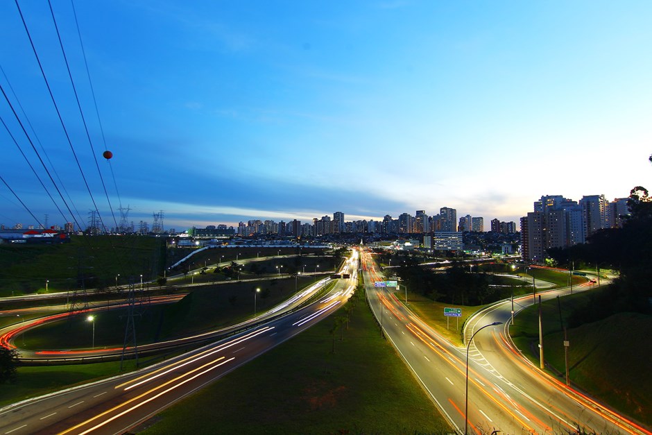 5G em São José Trecho do Anel Viário, em São José dos Campos, no final da tarde. Nas pistas, feixes de luz feitos pelos faróis e lanternas dos veículos.