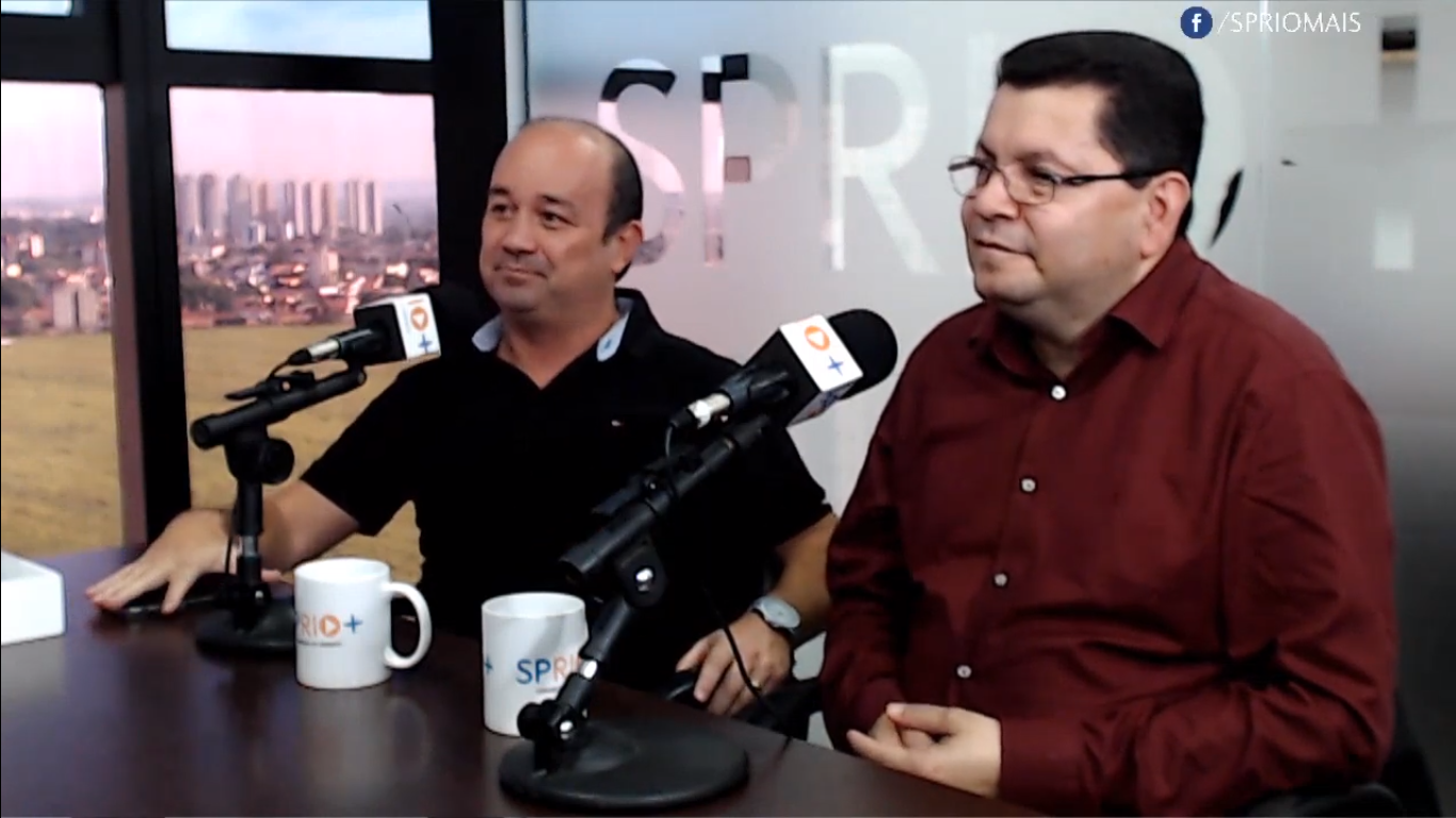 Do lado esquerdo, Marcelo Hispanha, do lado direito, Edson Souto, ambos da criptomoeda joseense Kahsh, de São José dos Campos.