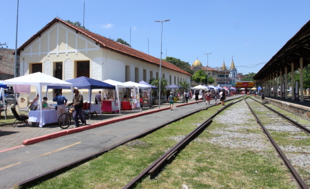 Uma das edições da Feira dos Trilhos, em Jacareí, com o público aproveitando.