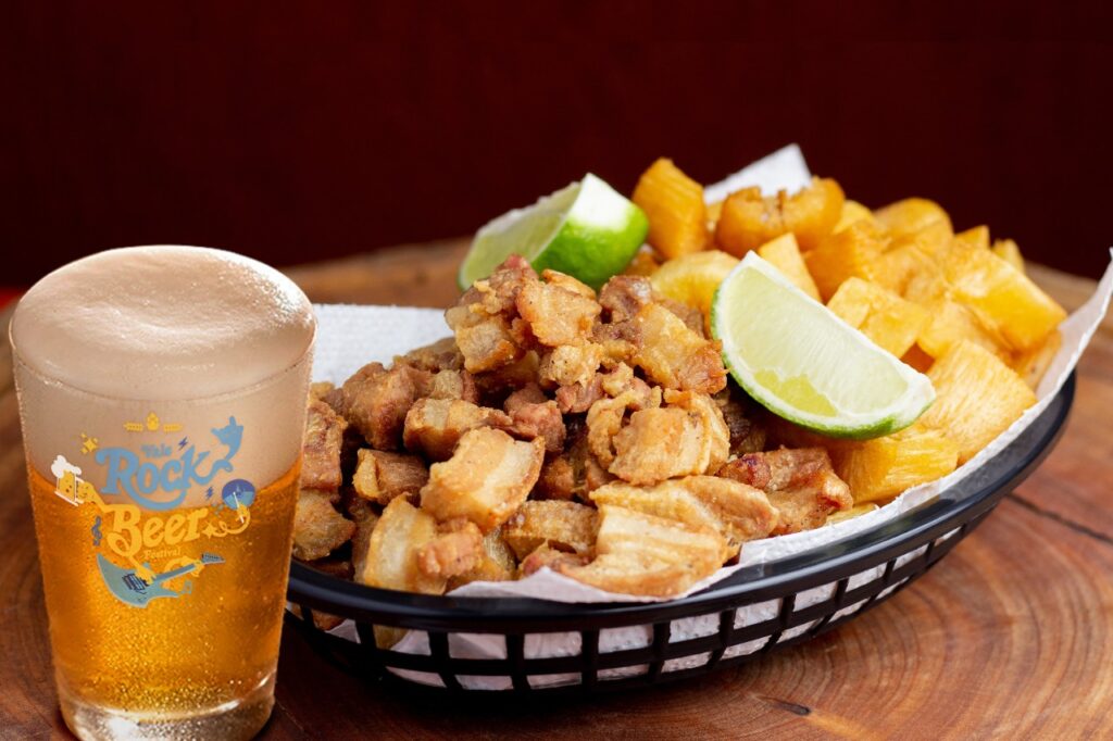 Copo com cerveja e cesta com torresmo e mandioca frita, pratos que estarão disponíveis no Vale Rock Beer Fest