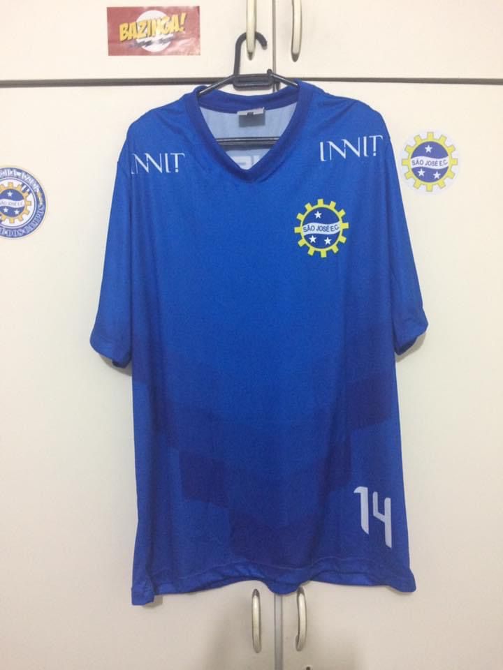 Camisa inteiramente azul anil, com patrocínio da INNIT, logo do São José e o número de identificação na parte inferior esquerda